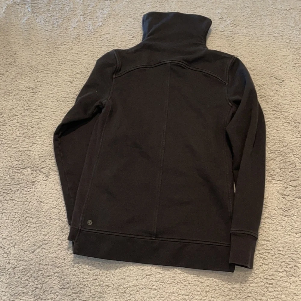 Lululemon Press Pause Pullover color black size 4